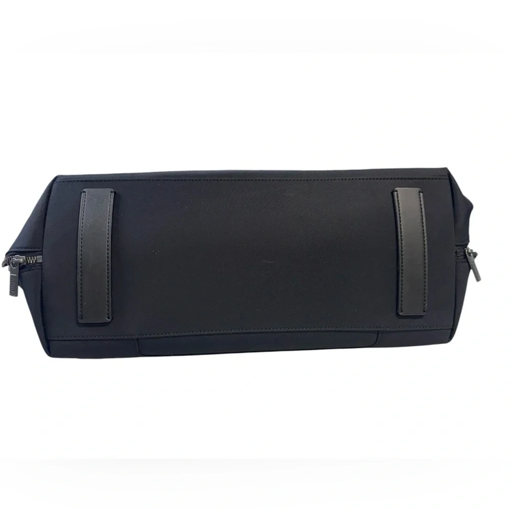 AWAY “The Everywhere Bag”in Black 20L